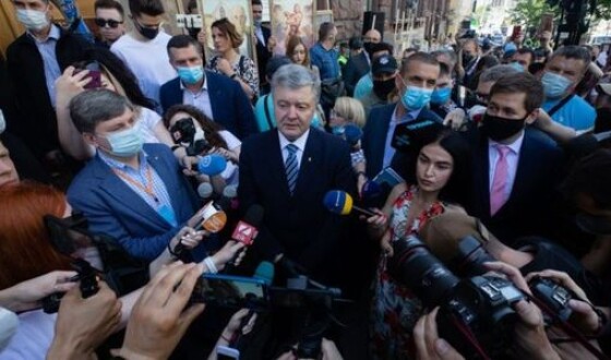 Прихильники Порошенка мітингують біля суду у Києві