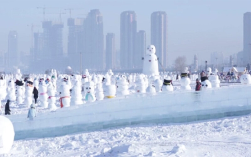 В Китае слепили более двух тысяч снеговиков
