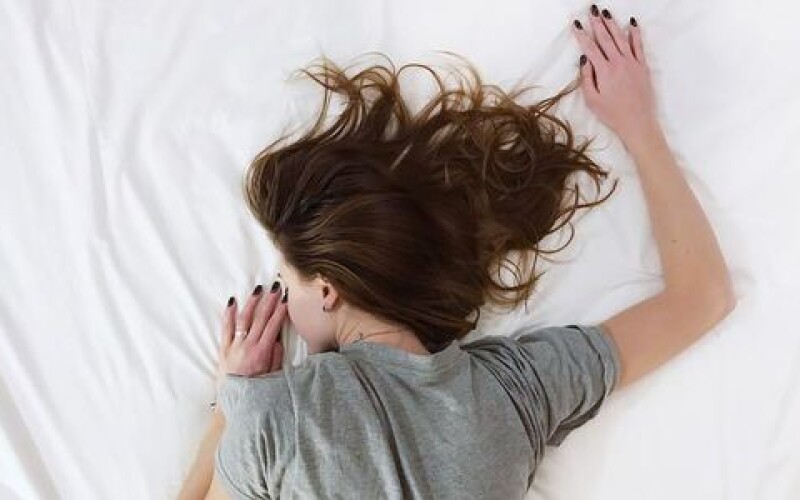 Медики не рекомендуют спать на животе
