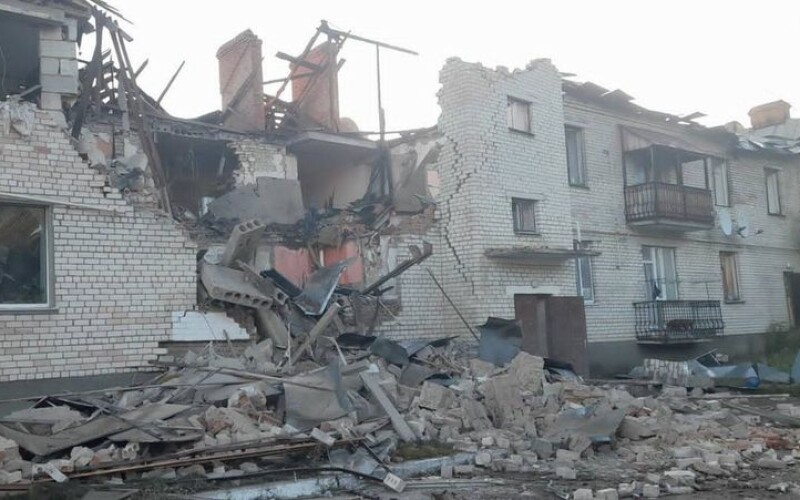 Окупанти зруйнували двома «шахедами» житловий будинок на Чернігівщині