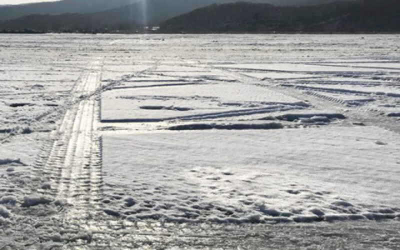 В Китае внедорожник ушел под лед вместе с пассажирами