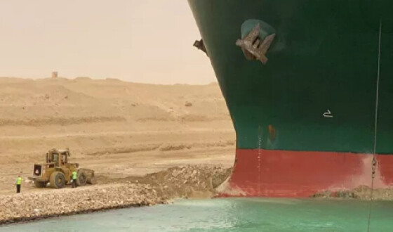 У Суецькому каналі суховантажне судно сіло на мілину
