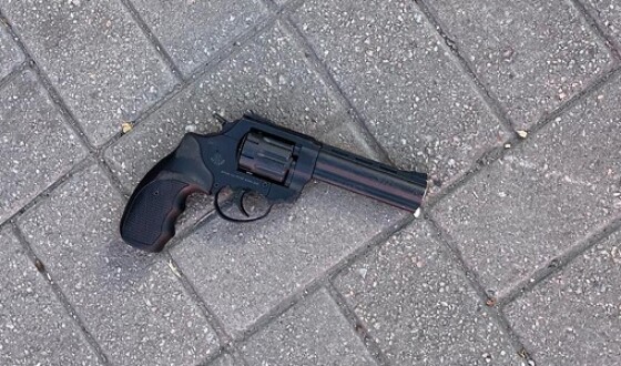 У Запоріжжі порушник карантину з пістолетом накинувся на поліцейського