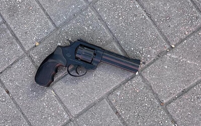 У Запоріжжі порушник карантину з пістолетом накинувся на поліцейського