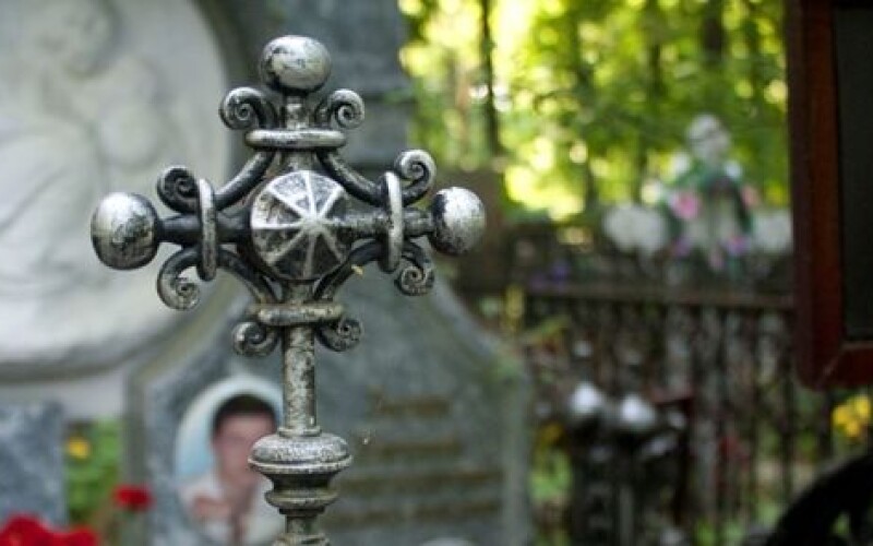 Аттракцион с ужасами в Германии «украсили» настоящим надгробием