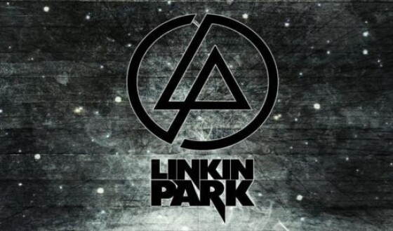 Участники группы Linkin Park отдают свои инструменты