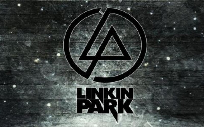 Участники группы Linkin Park отдают свои инструменты