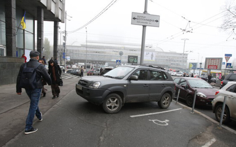 Киевлянам рассказали, как узнать о легальности парковок у ресторанов