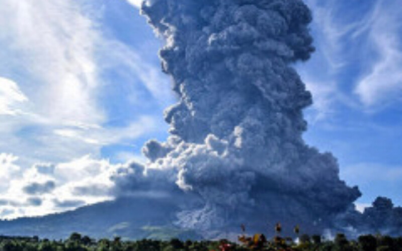В Індонезії прокинувся вулкан і викинув в атмосферу 5-кілометровий стовп попелу