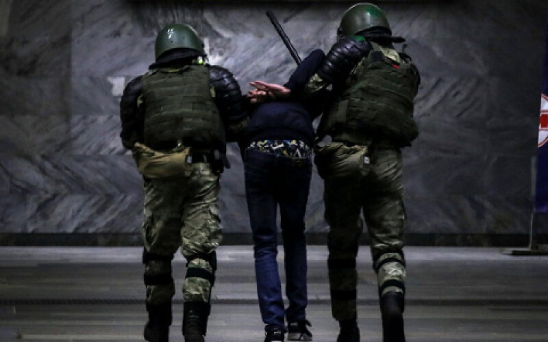 У Білорусі силовики затримали опозиційного журналіста