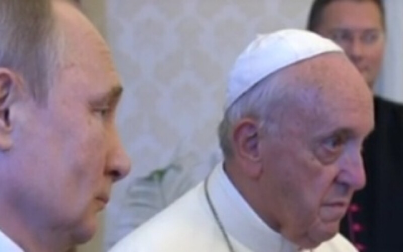 На зустрічі Путіна з Папою Римським стався конфуз