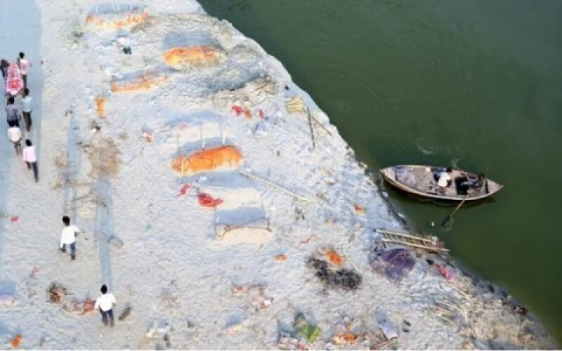В Індії річка Ганг переповнилася жертвами від COVID-19