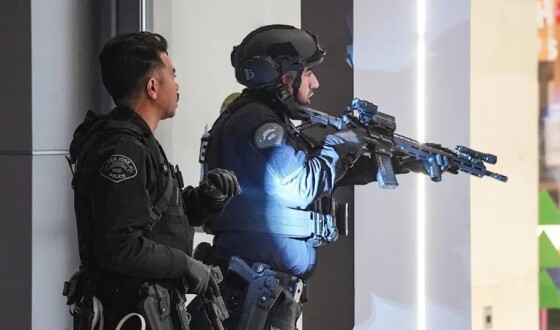 У США чоловік влаштував стрілянину в торговому центрі в Кремнієвій долині