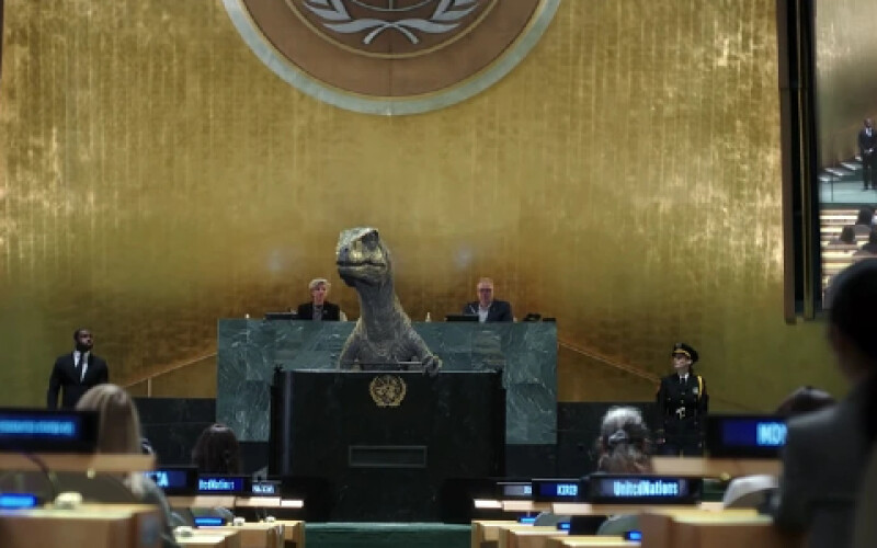На трибуну штаб-квартири ООН піднявся динозавр