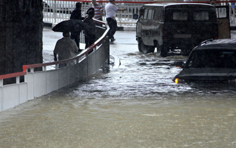 Дожди в Китае размыли сотни дороги