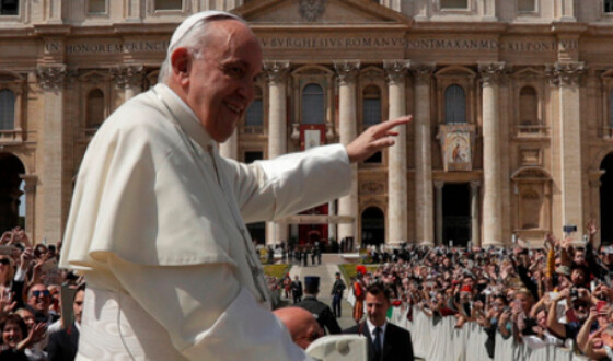 Папа Римский заболел после общения с верующими