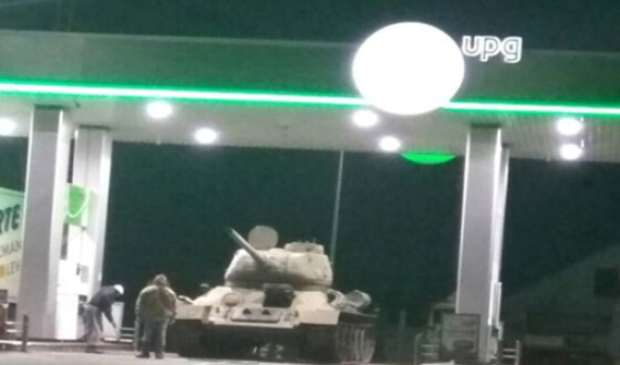 На заправке под Киевом заметили танк. Фотофакт