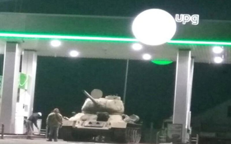 На заправке под Киевом заметили танк. Фотофакт