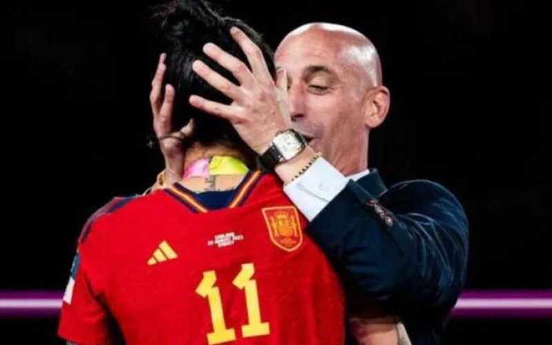 Президент Федерації футболу Іспанії подав у відставку після скандалу з поцілунком