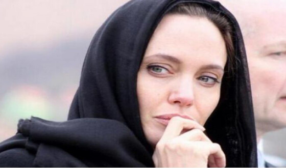 Анджелина Джоли учит детей самообороне