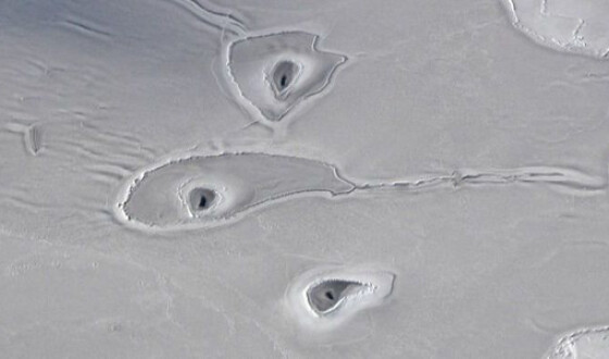 Ученые изучают странные отверстия во льдах Арктики