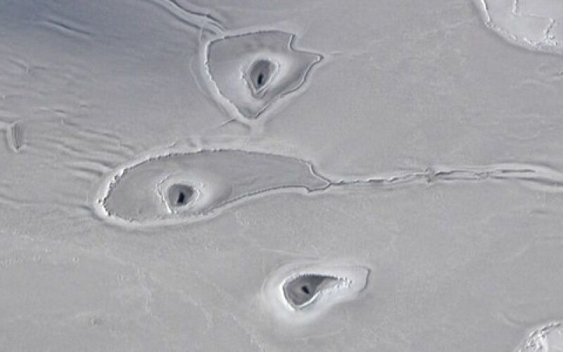 Ученые изучают странные отверстия во льдах Арктики