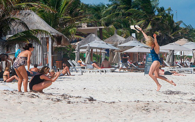Наоми Уоттс веселится с подругами на пляже в Тулуме
