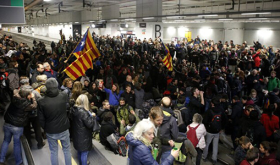 В день забастовки в Каталонии митингующие заблокировали десятки дорог