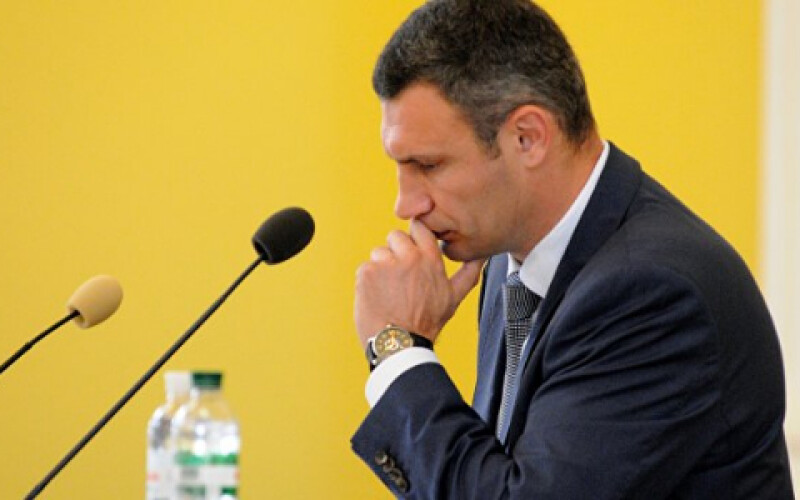 Кличко заявив, що нова влада поливає його брудом і підкуповує депутатів