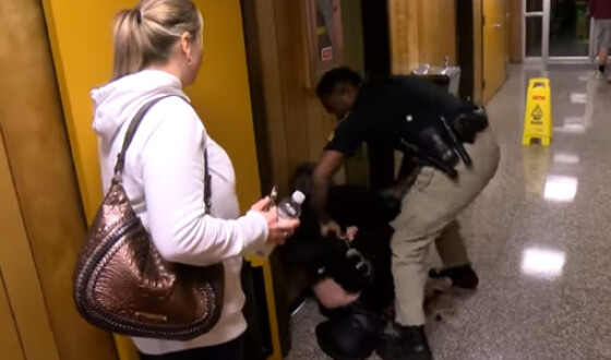 В США учительницу арестовали после жалобы на зарплату. Видео