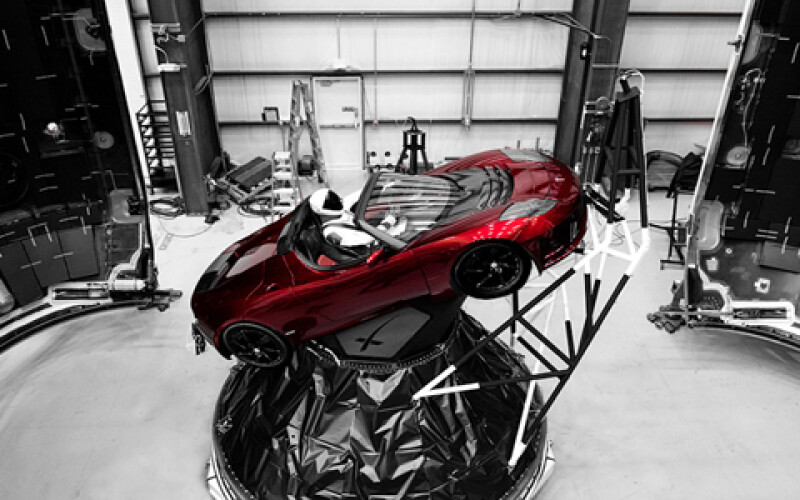 Tesla отправит в космос авто с «водителем»