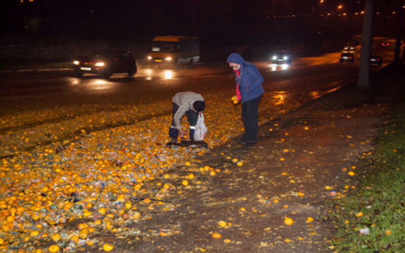 В Днепре из фуры на дорогу высыпались тонны цитрусовых. Фото