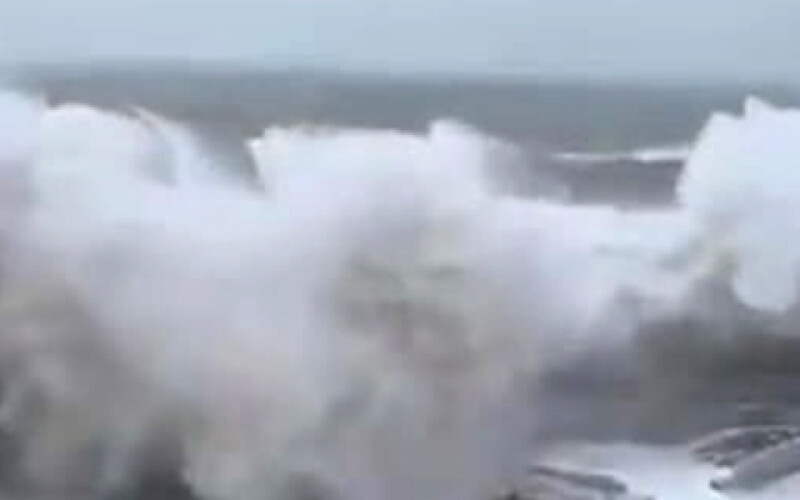 Мощный шторм обрушился на западное побережье Ирландии