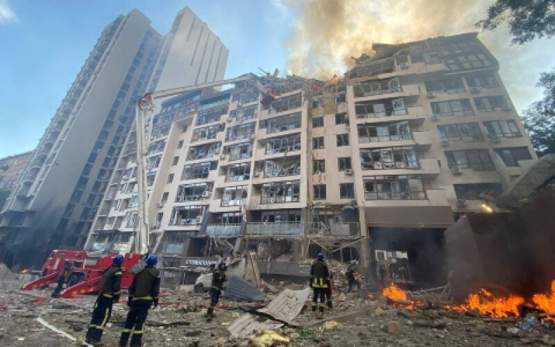 У Шевченківському районі Києва триває пожежа після ракетного удару окупантів