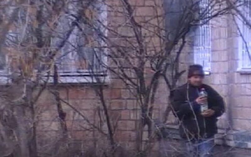 В Киеве на Подоле женщины торговали самогоном через окно