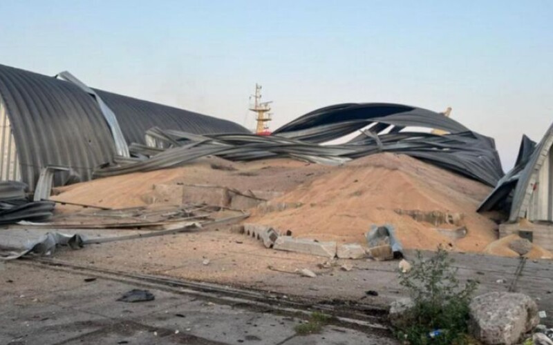 На Одещині внаслідок атаки окупантів зруйновано ангар із зерном