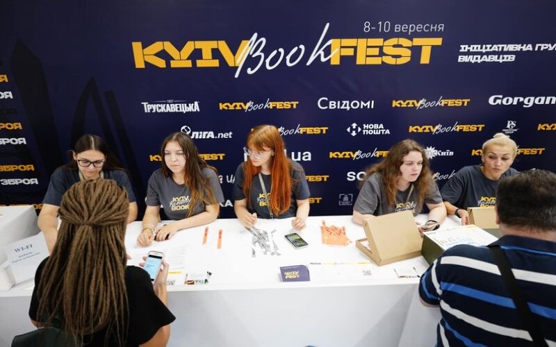 Фестивалю «KyivBookFest» вдалося зібрати кошти для друку статутів та посібників для ЗСУ