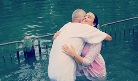 Деми Ловато крестилась в реке Иордан