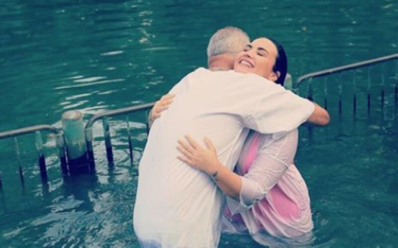 Деми Ловато крестилась в реке Иордан
