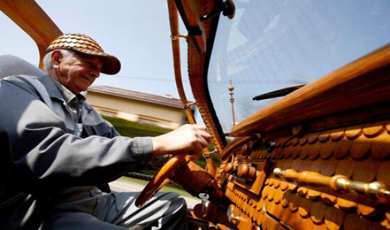Боснийский пенсионер сделал автомобиль из дуба
