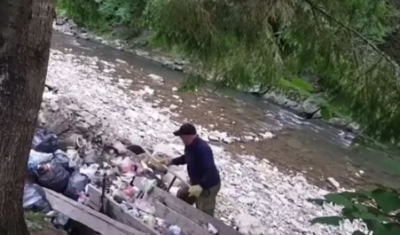 На території парку &#8220;Синевир&#8221; місцеві жителі скидають сміття просто в річку
