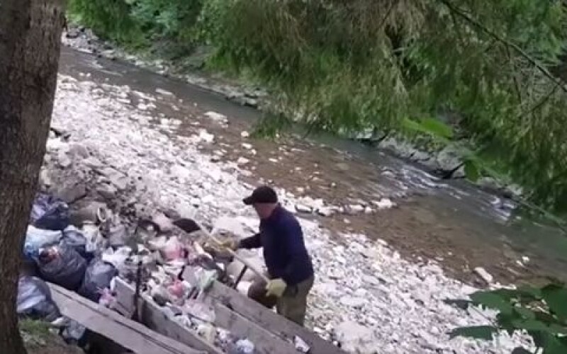 На території парку &#8220;Синевир&#8221; місцеві жителі скидають сміття просто в річку