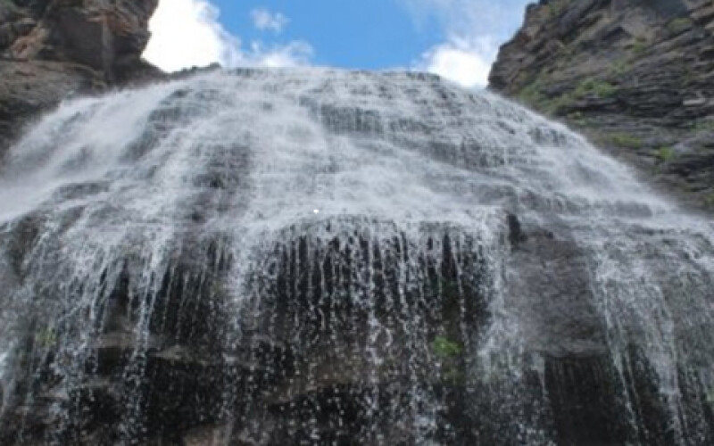 Американец спрыгнул с 40-метрового водопада в Чили