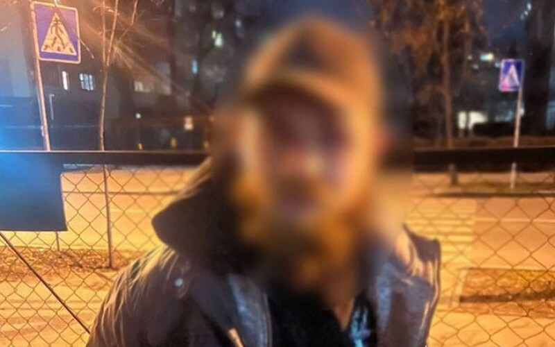 У центрі Києва зухвало пограбували військового