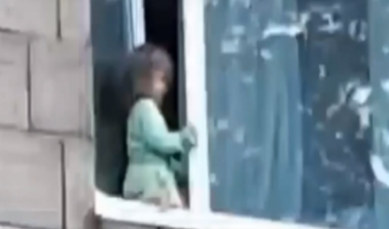 У Запоріжжі дворічна дівчинка пішла шукати маму у відкрите вікно