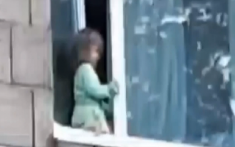 У Запоріжжі дворічна дівчинка пішла шукати маму у відкрите вікно