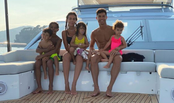 Роналду отправился в путешествие с семьей на новой яхте