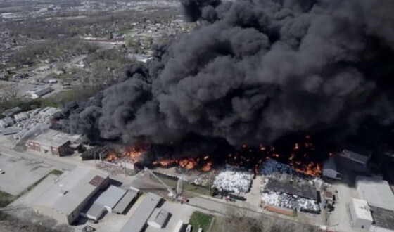 У США пожежа на заводі з переробки та зберігання пластику, є ризик вибуху газу
