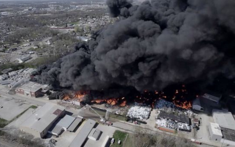 У США пожежа на заводі з переробки та зберігання пластику, є ризик вибуху газу
