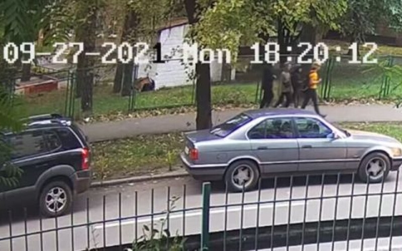 У Києві помітили групу малолітніх грабіжників, які заманюють жертву та грабують